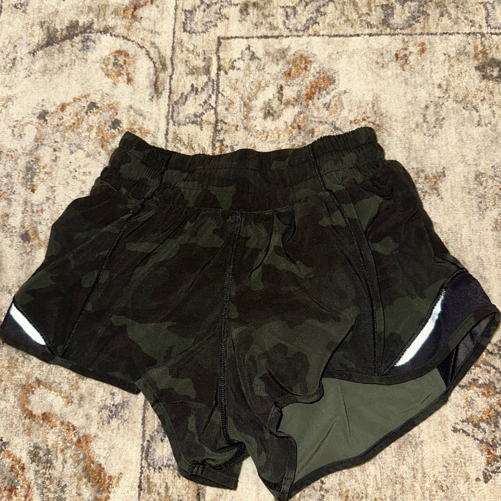 lulu shorts 
2.5 length 
size 2